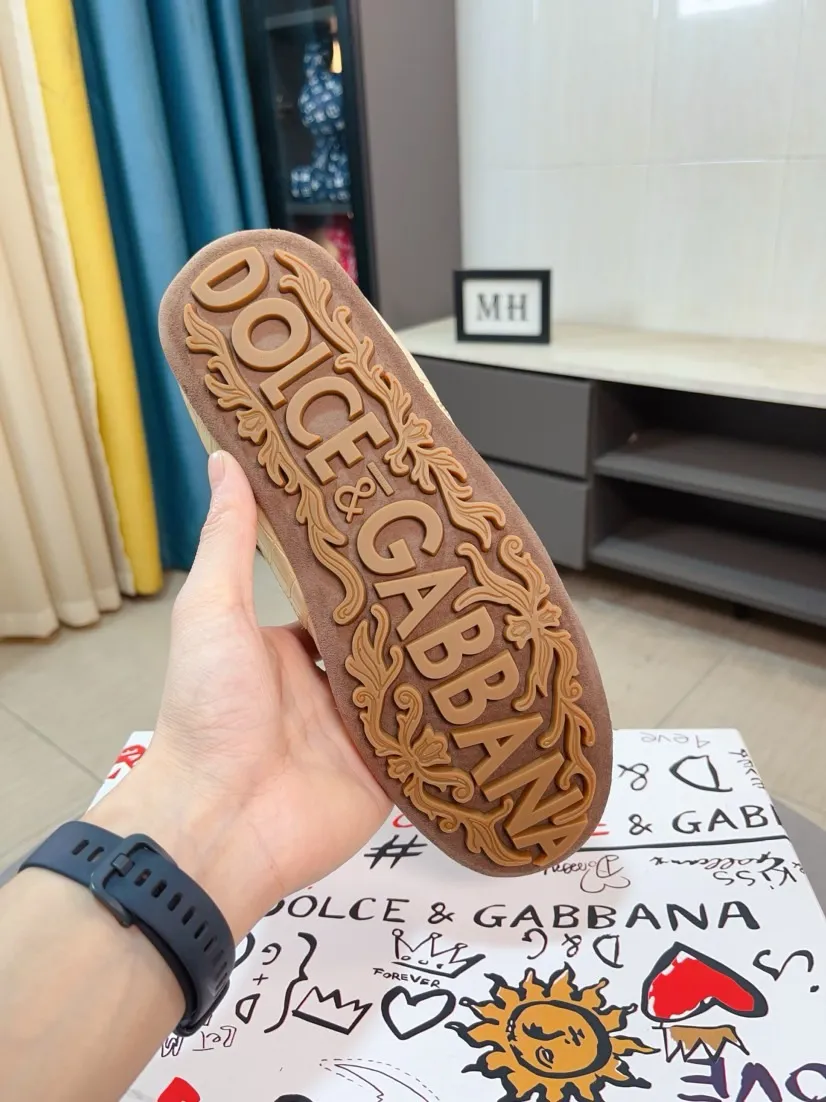 Men's shoes💰560🌹🌹"Dolce & Gabbana DG" original imported first-layer cowhide➕sheepskin lining, light on the foot, comfortable, versatile, original special outsole🔥favored by trendy men, welcome to compare quality🔥exquisite luxury, super A level! Compared with the genuine product at the counter, the version is no worse at all! Code number 38-44